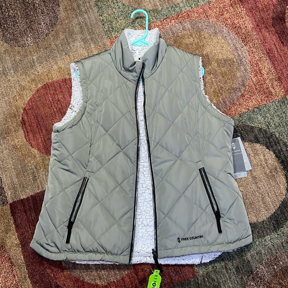 ✨Free Country Olive Vest with Sherpa Lining ✨